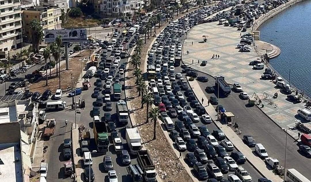 اختناق أوتوستراد صيدا بسيارات النازحين العائدين (محمود يوسف)