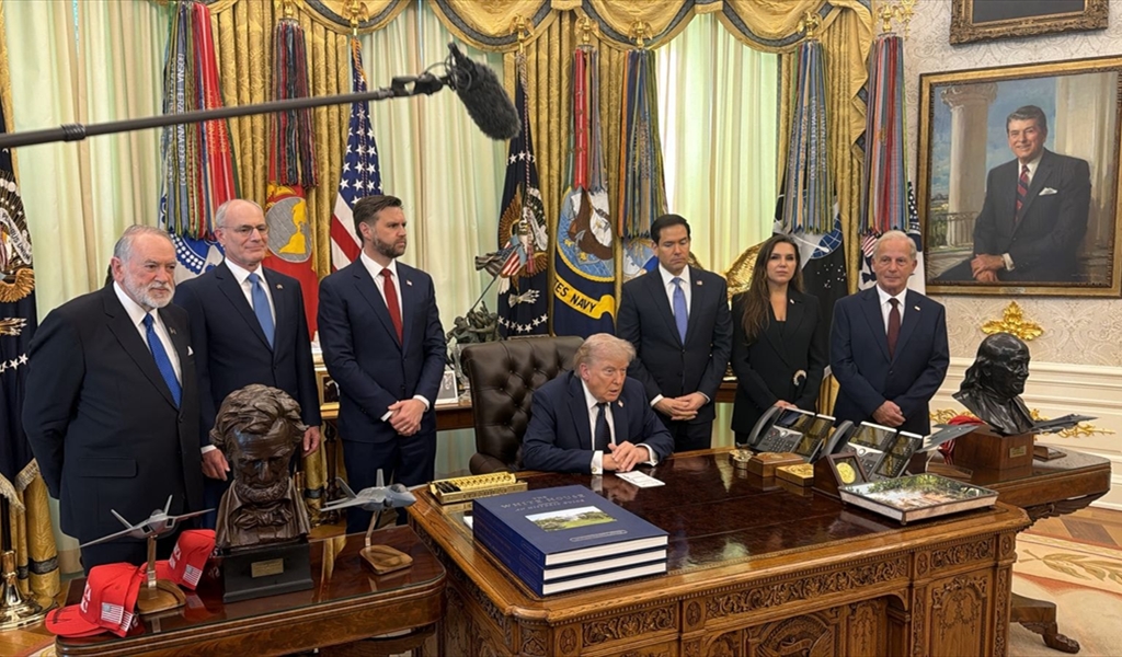 الرئيس ترامب مع أعضاء الوفدين اللبناني والإسرائيلي في البيت الأبيض أمس بحضور فانس وروبيو