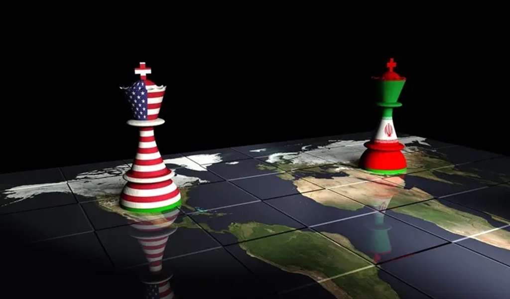 ترامب يشير إلى "الورقة الرابحة" ضد إيران.. ويلمح للحصار البحري