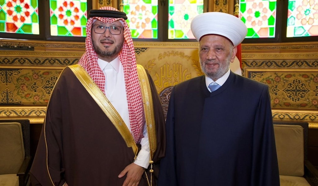 المفتي دريان مستقبلاً السفير بخاري