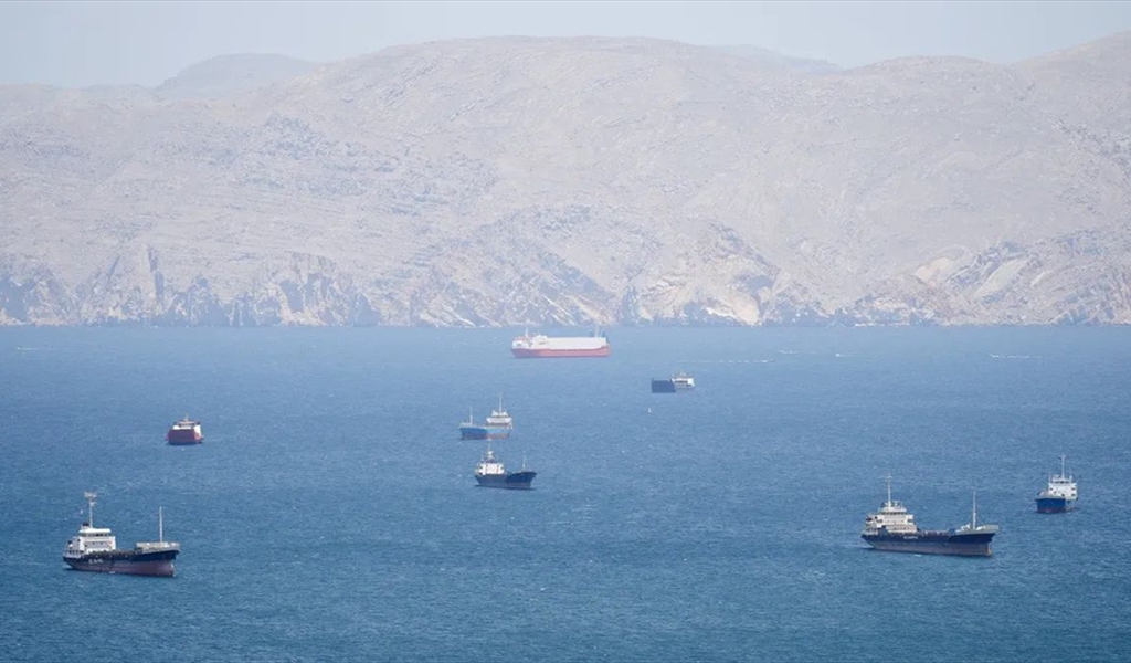 جندي من مشاة البحرية الأميركية يراقب حركة الملاحة خلال الحصار البحري قبالة الموانئ الإيرانية