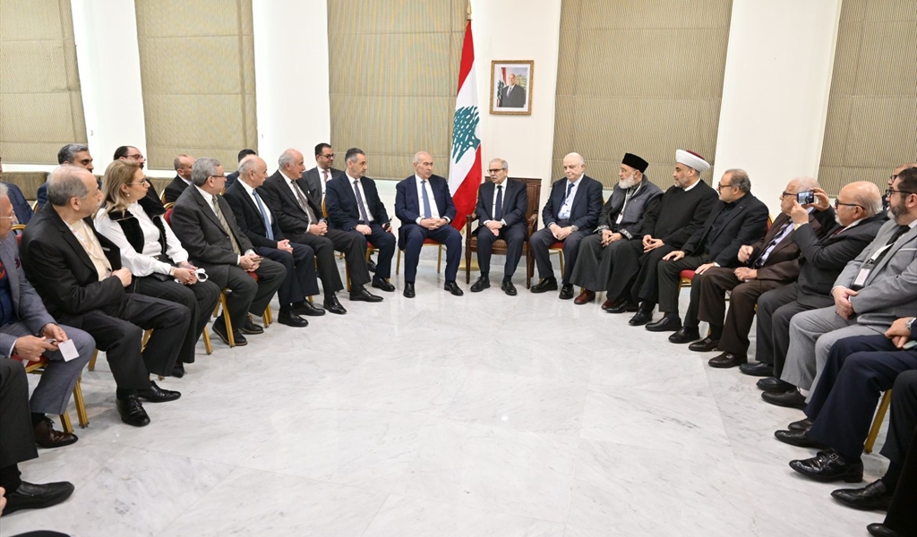 رئيس الحكومة يتوسط النائب مخزومي والزميل سلام وجانب من وفد منتدى حوار بيروت