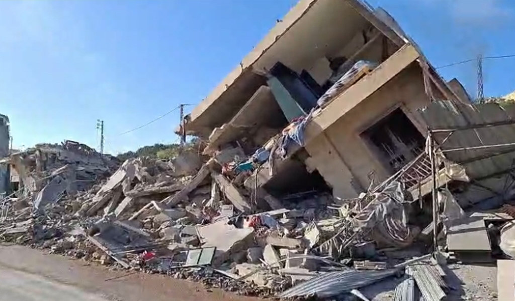 مشهد من همجية الاحتلال وبربريته في الغارات على المدن والعمارات في محافظة النبطية، وسائر الاقضية الجنوبية (الصورة مبنى سكني قبالة ثانوية حسن كامل الصباح في النبطية)