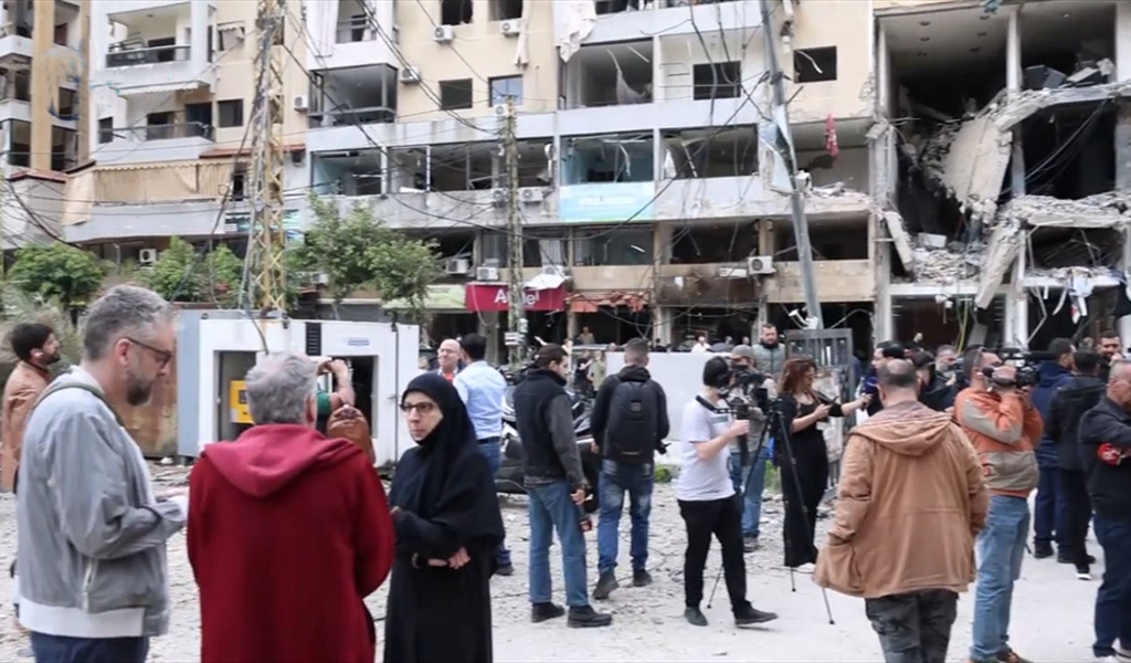 مواطنون وإعلاميون أمام مشاهد الدمار في الضاحية الجنوبية