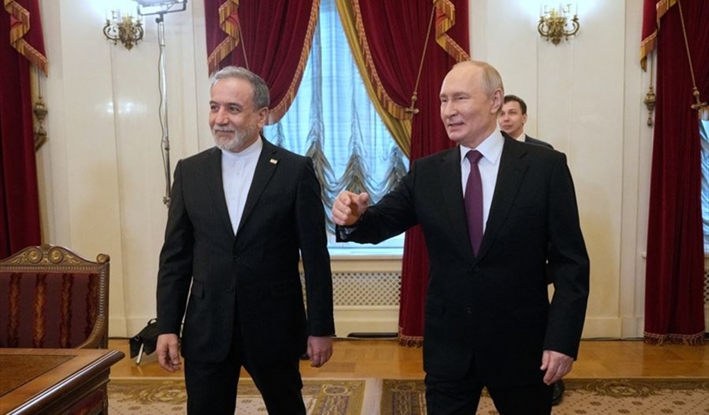 الرئيس بوتين مستقبلاً عراقجي في بطرسبرغ