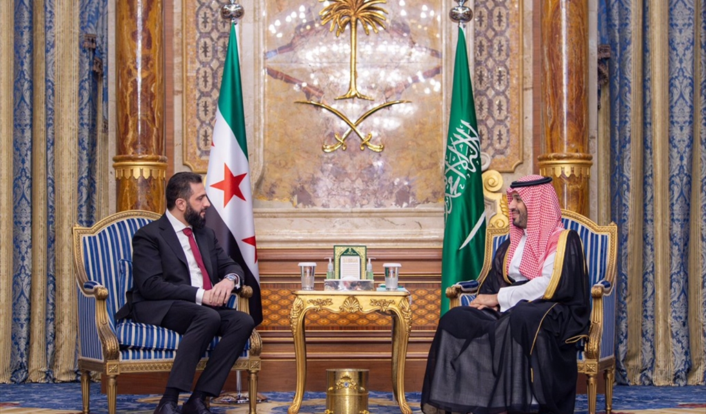 الأمير محمد بن سلمان والرئيس الشرع خلال جلسة المباحثات في جدة