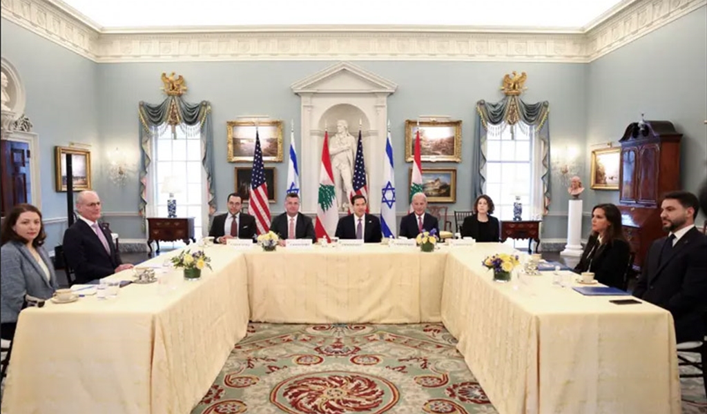 الوزير روبيو مع فريقه مترئساً جلسة المفاوضات، وبدت السفيرة اللبنانية ندى معوض الى اليمين والسفير الاسرائيلي في أقصى الصورة الى اليسار