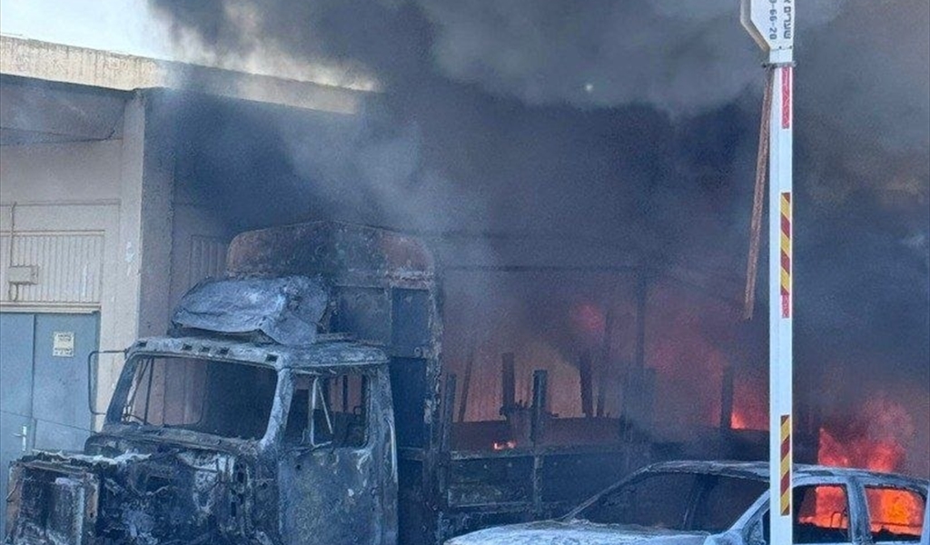 بالصورة  : وسائل اعلام إسرائيلية: احتراق شاحنة وسيارة جرّاء انفجار محلّقة لـ"حزب الله" في مدرعة للجيش الإسرائيلي بمستوطنة "شوميرا" صباح اليوم