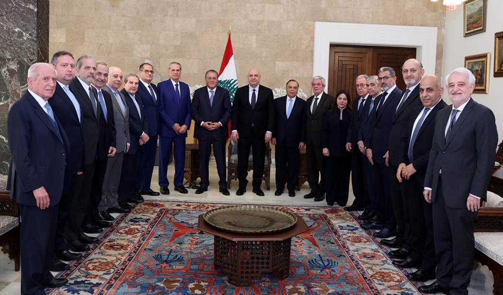 الرئيس عون متوسطاً وفد الهيئات الاقتصادية