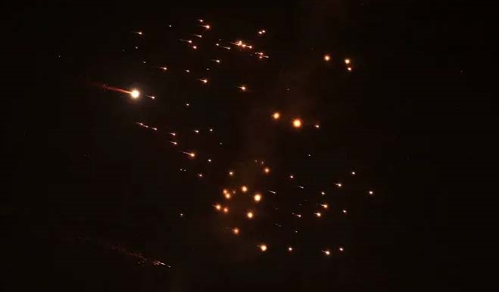 صاروخ إيراني انشطر إلى عدد من القنابل في سماء إسرائيل