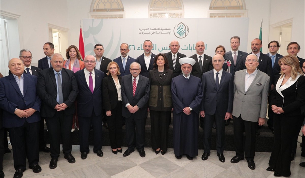 الرئيس سلام والمفتي دريان يتوسطان المجلس الجديد لأمناء جمعية المقاصد (طلال سلمان)