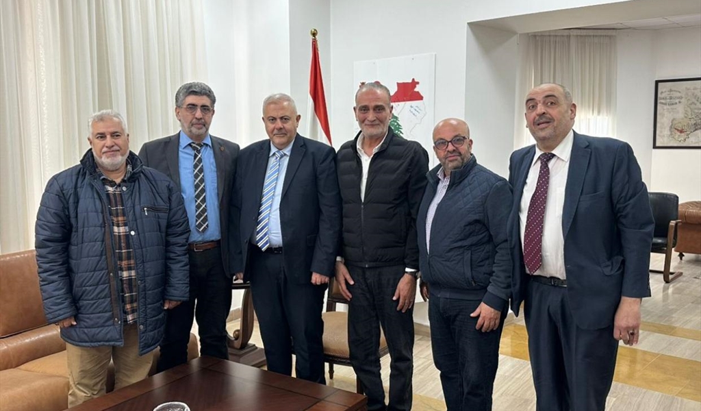 المحافظ عبود متوسطاً وفد نقابة موزعي الغاز