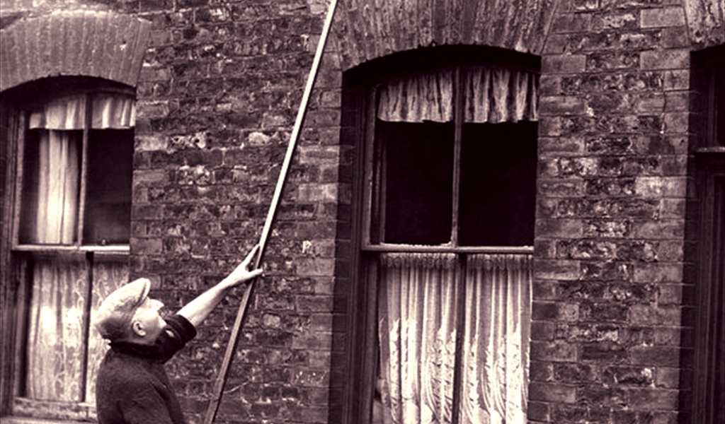 يعمل على إيقاظ الناس في وقت محدد