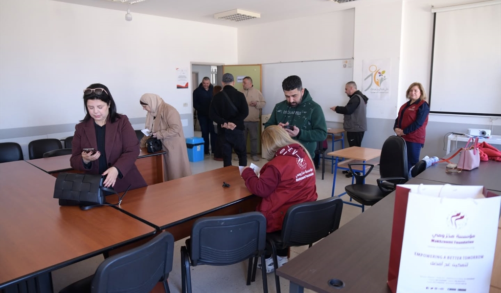فريق مؤسسة مخزومي خلال تقديم الدعم للأسر المتضرّرة في طرابلس