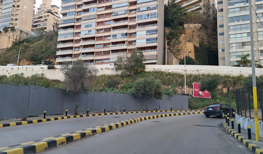 الجدران في الأشرفية بعد طلائها تمهيداً لتثبيت الاعلانات عليها