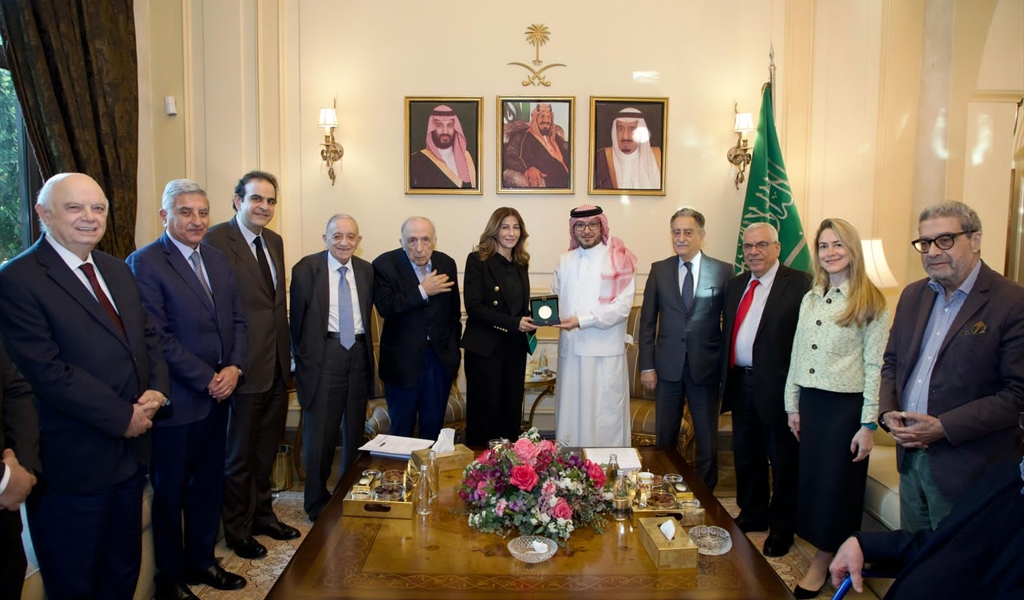 السفير بخاري يقدم الدرع لسكاف