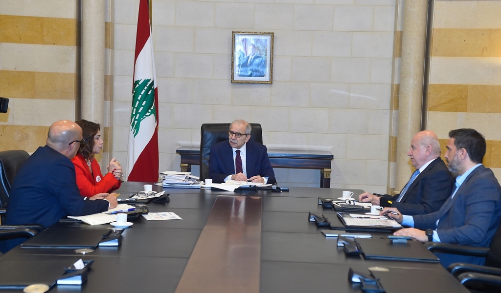 الرئيس سلام مترئساً الاجتماع حول النازحين