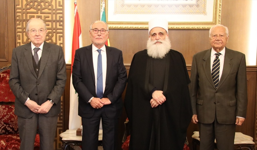 شيخ العقل متوسطاً الحلبي والسماك وشهاب