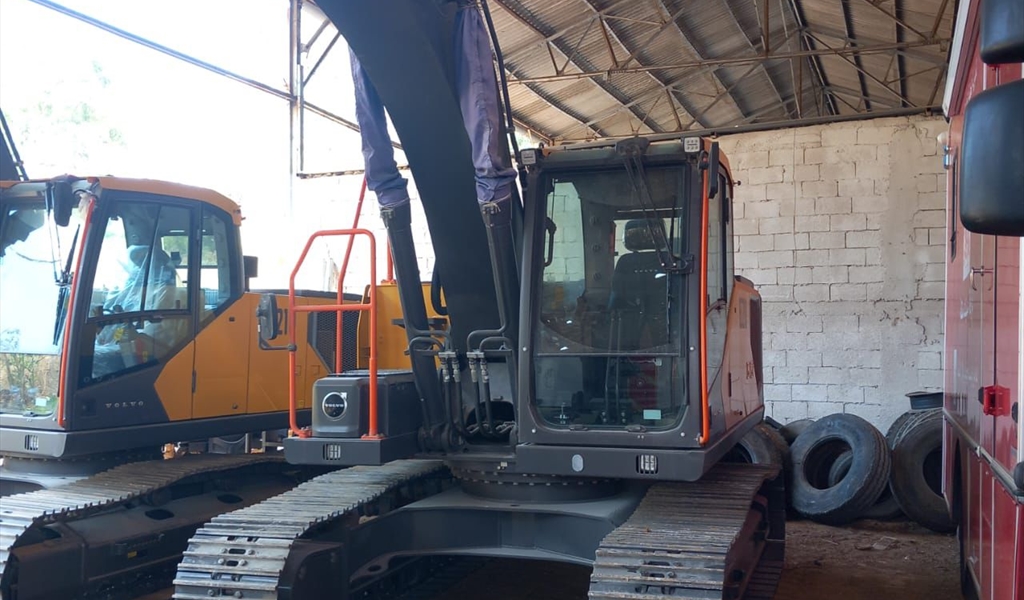 جانب من الآليات الجديدة المركونة في مركز تحويطة فرن الشباك