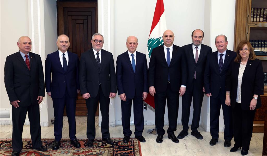 الرئيس عون يتوسط وفد الجبهة السيادية