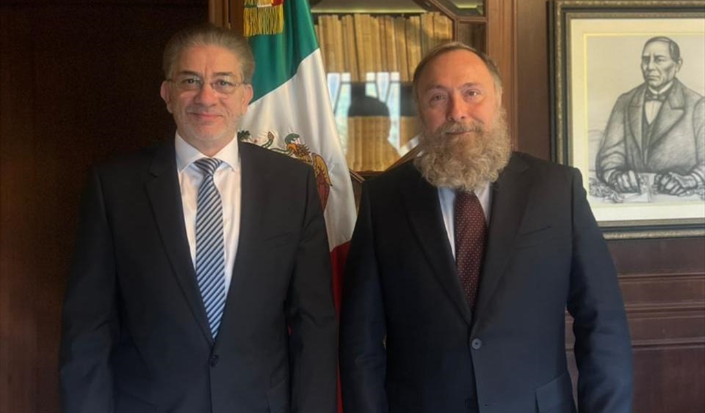 د. منيمنة مع السفير المكسيكي بوك