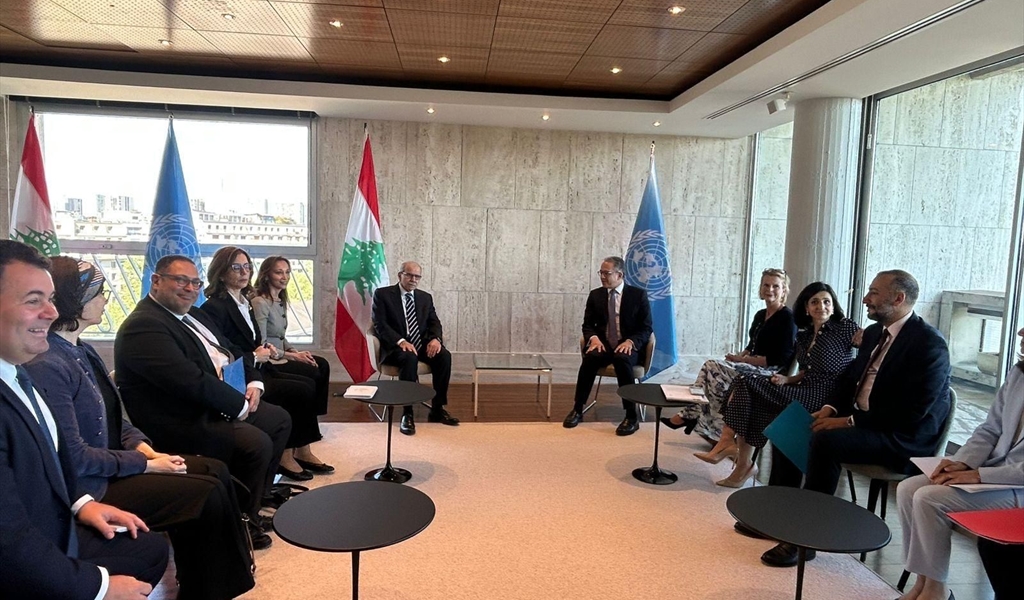 الرئيس سلام خلال لقائه مدير عام اليونسكو في باريس