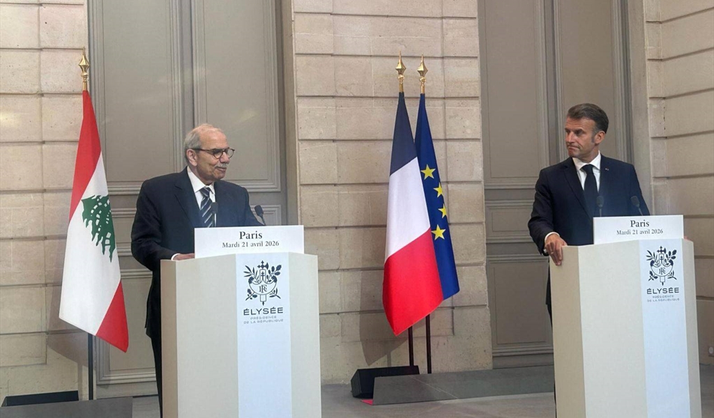 الرئيسان ماكرون وسلام خلال المؤتمر الصحفي مساء أمس في الإليزيه