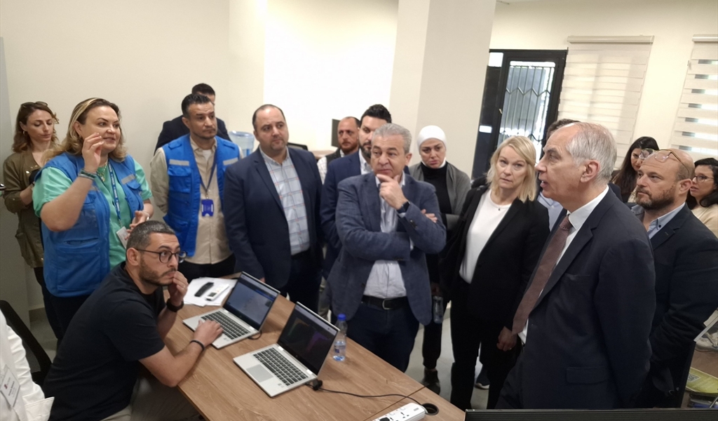 السفير الفرنسي يطلع على جهود خلية الأزمة