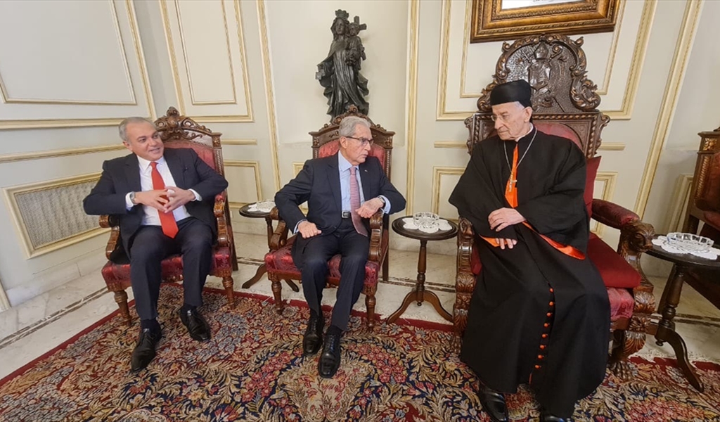البطريرك الراعي مستقبلا الوزير السابق وديع الخازن ونجله المهندس إيلي
