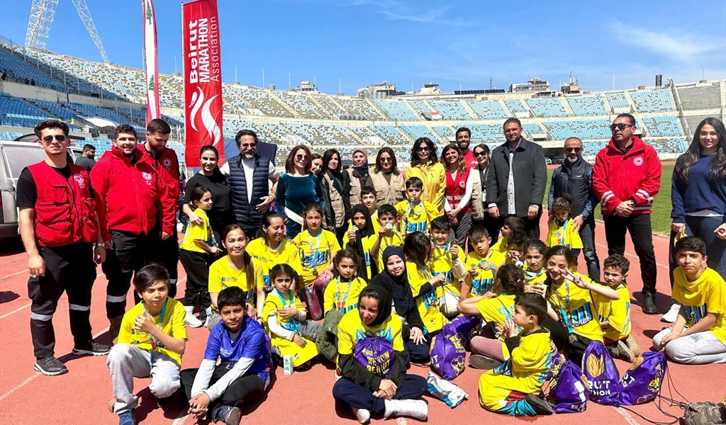 الوزيرة السيّد وحمود والخليل ومكارم ومسؤولي الصليب الأحمر والأولاد في صورة جامعة