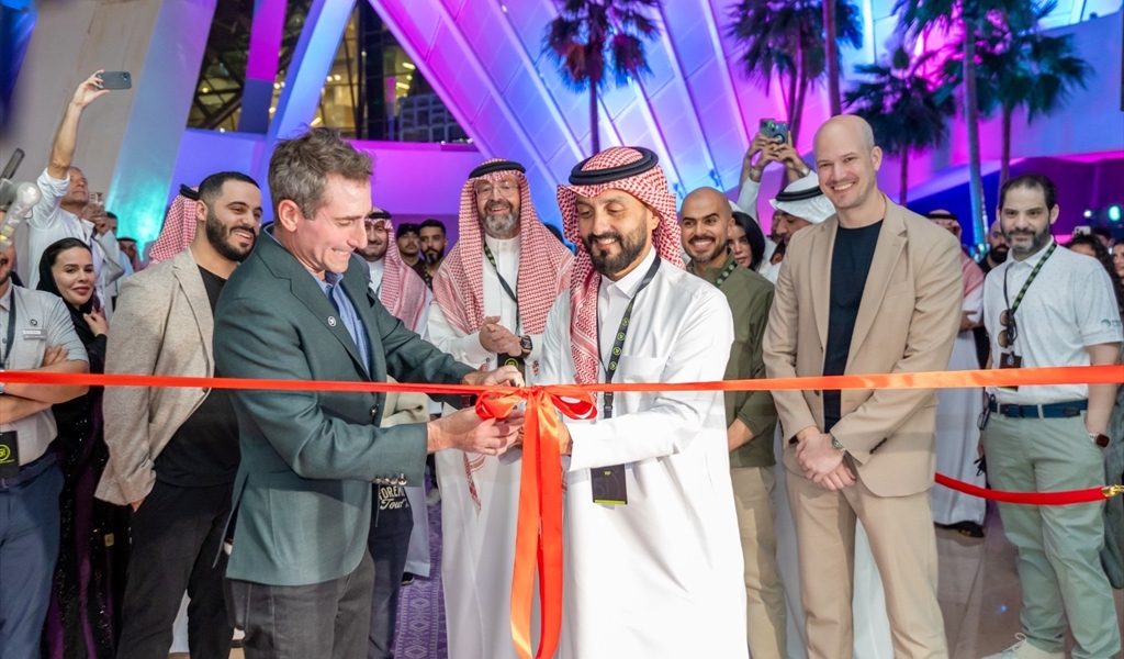 جولف السعودية تعلن افتتاح "فايف آيرون جولف" في الرياض..