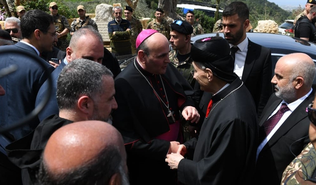 البطريرك الراعي مع السفير البابوي خلال الجولة