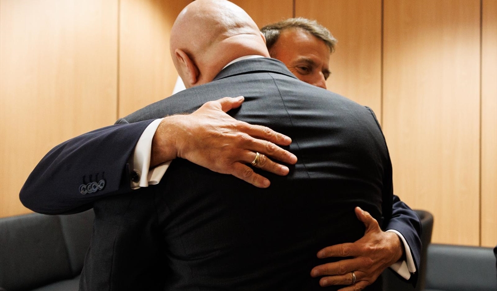 عناق بين الرئيسين عون وماكرون