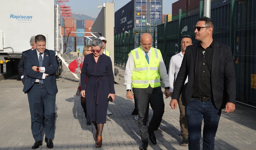 النفّي مع الوفد الأوروبي خلال الجولة في المرفأ