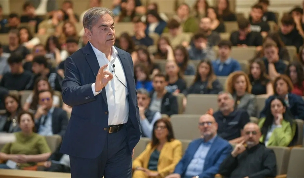 كارلوس غصن خلال القاء المحاضرة في الكسليك