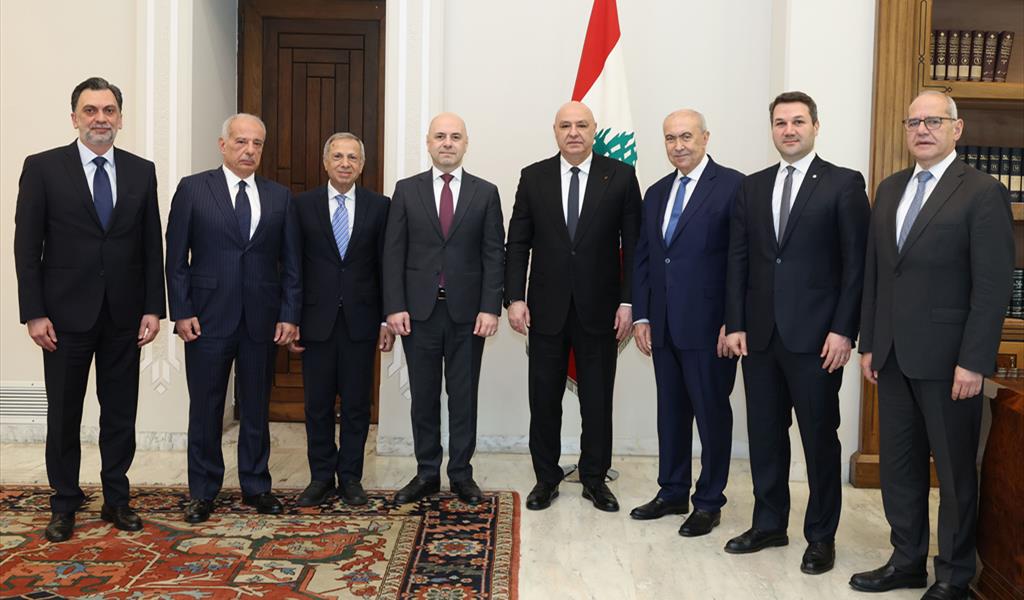 الرئيس عون يتوسط وفد نواب العاصمة