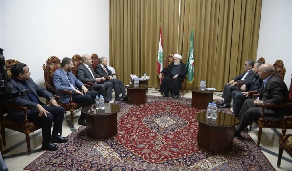 الشيخ الخطيب مستقبلاً وفد التيار