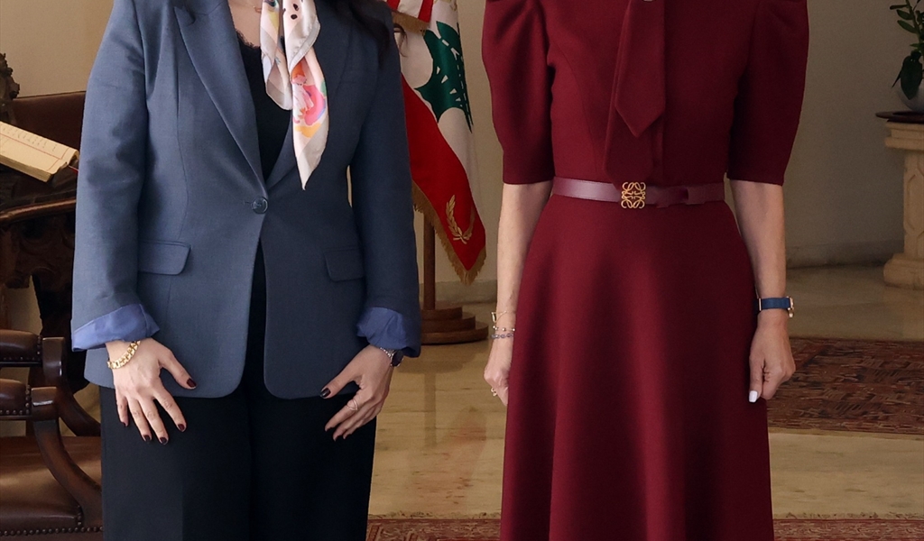 السيدة عون مع القائمة بالأعمال العراقية ندى مجول