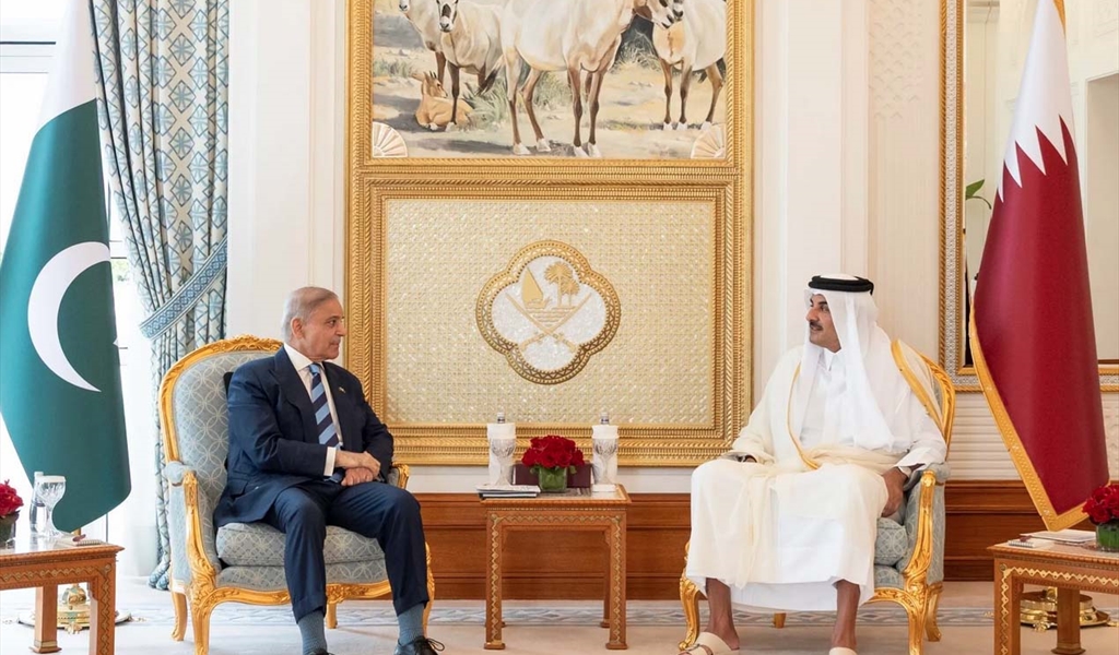 الشيخ تميم بن حمد أثناء استقباله رئيس وزراء باكستان