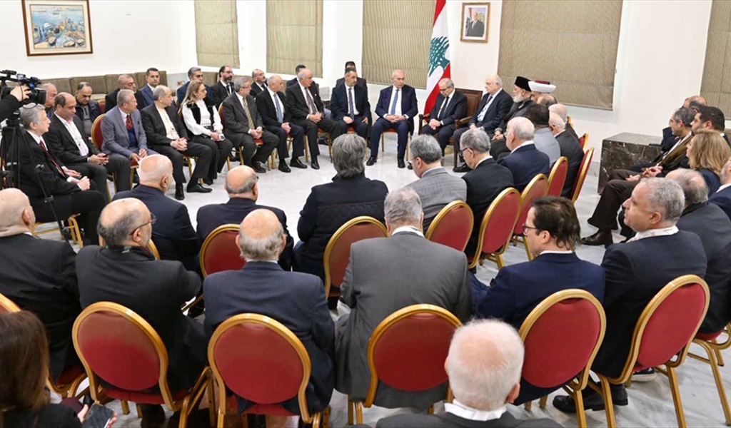 الرئيس سلام متوسطاً النائب مخزومي والزميل سلام خلال إستقباله وفد منتدى حوار بيروت (محمد الساحلي)
