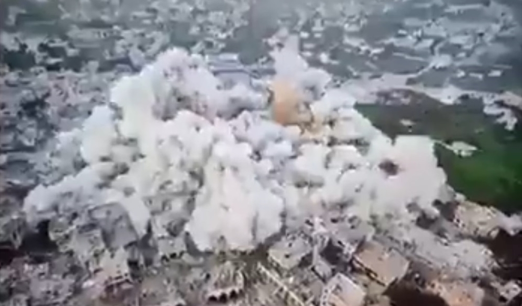 دخان التفجيرات الإسرائيلية في بعض أحياء مدينة بنت جبيل