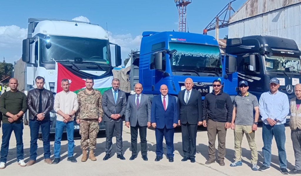 السفير الأردني ونابلسي خلال استلام المساعدات في المصنع