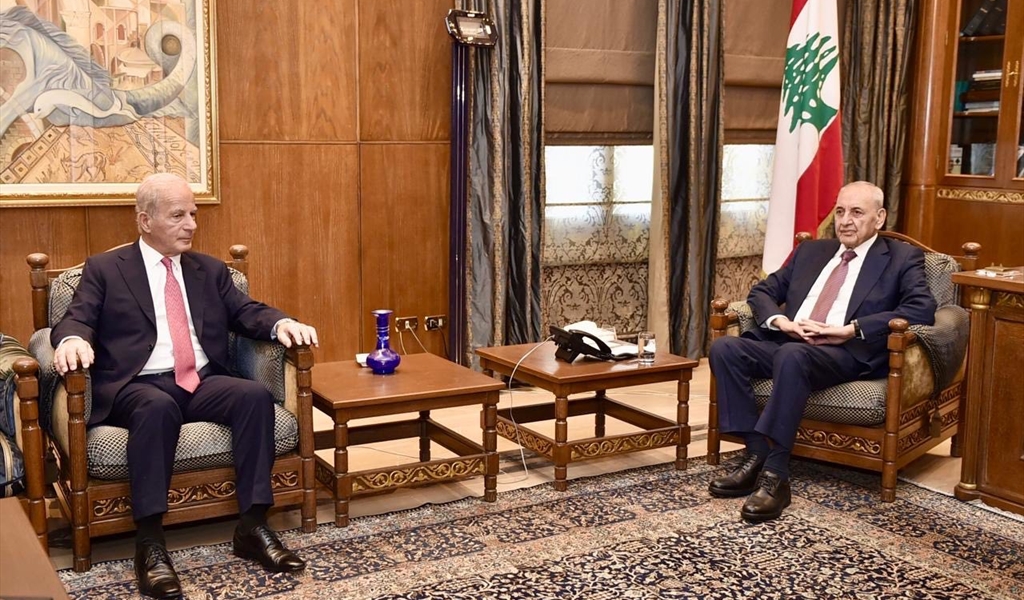 الرئيس بري مستقبلاً السفير الأميركي (حسن إبراهيم)