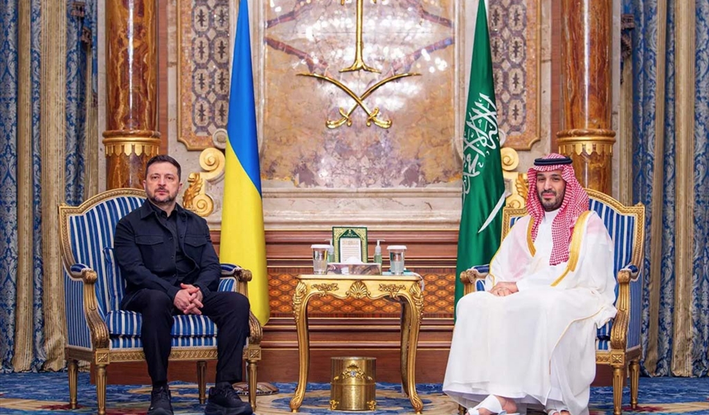 الامير محمد بن سلمان خلال استقباله زيلينسكي