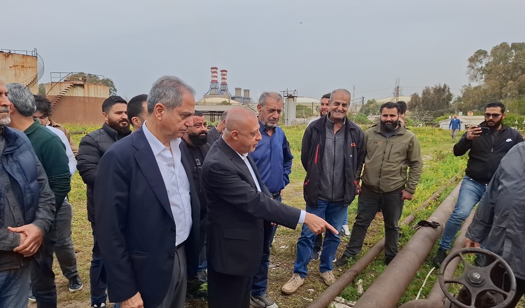 الوزير الصدي خلال جولته في معمل الزهراني