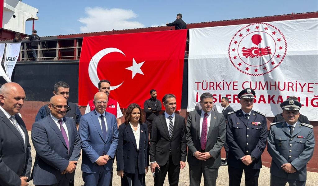 الوزيران فادي مكي وحنين السيد مع السفير التركي والمشاركون في تسلم المساعدات