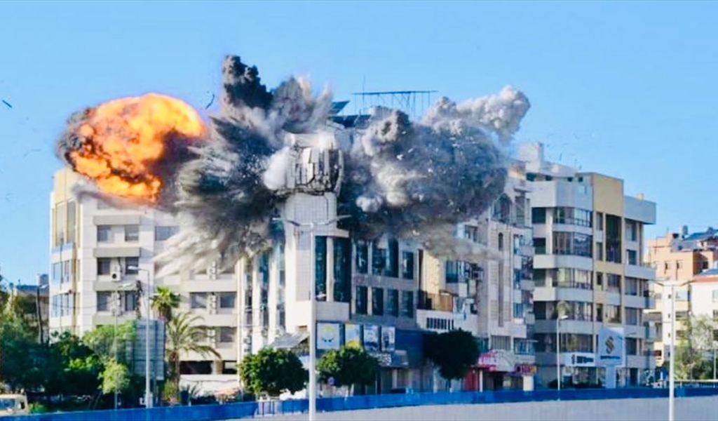 القصف الاسرائيلي بعد ظهر امس على بناية قرب دوار الجندولين (تصوير: طلال سلمان)