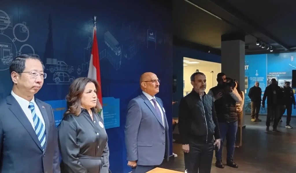 الوزيرة السيد والسفير الصيني خلال تسلم المساعدات