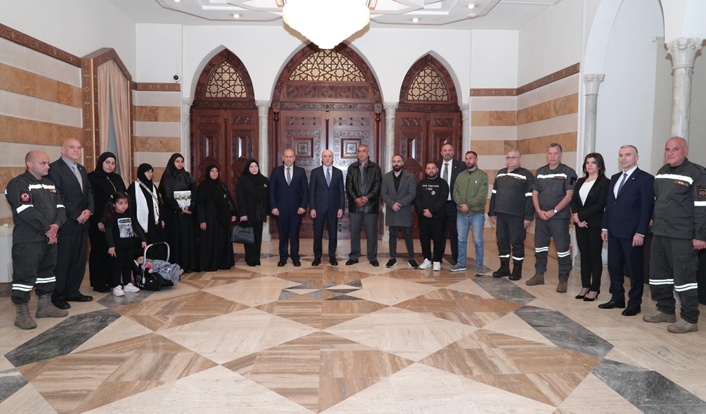 الوزير الحجار مع عوائل الشهداء