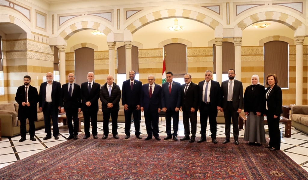 الرئيس سلام متوسطاً وفد الإرشاد والاصلاح